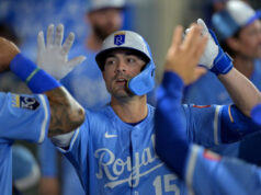 Os Yankees contrataram o veterano outfielder e ex-escolhido no primeiro turno