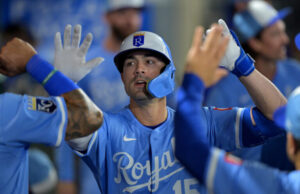 Os Yankees contrataram o veterano outfielder e ex-escolhido no primeiro turno