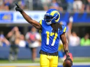 Davante Adams compartilha um vídeo louco de destaques de suas melhores enterradas