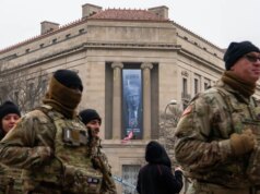 Enorme banner com o rosto de Trump agora pendurado na frente do DOJ – The Mercury News
