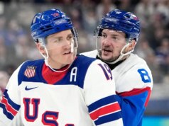 Confronto épico do jogo de hóquei pela medalha de ouro olímpica entre Canadá e EUA