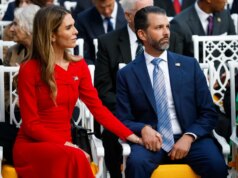 Noiva de Trump Jr. vai ao banheiro da Casa Branca para vender calças por US$ 780
