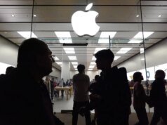 A Apple começa a trabalhar em AirPods, óculos, pingente e câmera para a era da IA – The Mercury News