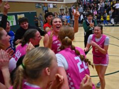 O basquete feminino de San Ramon Valley brinca com Carondelet no jogo do título da EBAL