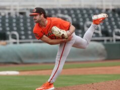 Carson Seymour e Trevor Macdonald impressionados no acampamento