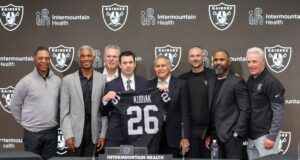 Kyle Shanahan orienta o técnico dos Raiders, Clint Kubiak