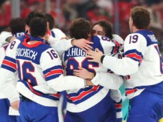 McLean comemora o gol de Hughes na vitória dos EUA sobre o Canadá pela medalha de ouro olímpica