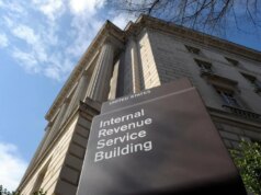 O IRS compartilhou indevidamente dados do contribuinte com o DHS, dizem os documentos judiciais