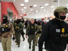 Manifestantes atingiram Target para se opor à repressão à imigração em Minnesota