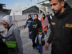 A passagem da fronteira de Rafah, em Gaza, foi reaberta, mas poucas pessoas cruzaram