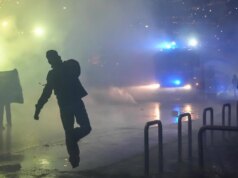 A polícia italiana disparou gás lacrimogêneo contra manifestantes perto do local de hóquei olímpico