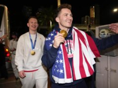 A seleção olímpica masculina de hóquei dos EUA pousou na Base Conjunta Andrews a caminho do Estado da União