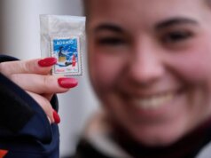 Em Olympic Pin Mania, os colecionadores correm entre pontos de referência e entram em um centro comercial.