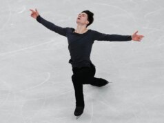 O patinador norte-americano Maxim Naumov está homenageando seus falecidos pais ao realizar um sonho olímpico que compartilhou com eles.