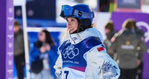 O atleta olímpico de Stanford mostra seu estilo e habilidade na classificação para as finais do slopestyle