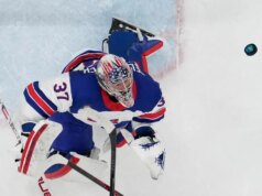 Connor Hellebuyck mostra porque é o goleiro titular dos EUA nas Olimpíadas