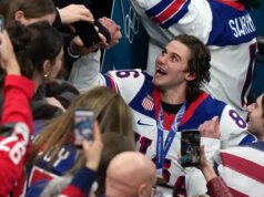 Jack Hughes perdeu um dente no bastão antes de seu gol de ouro olímpico – The Mercury News