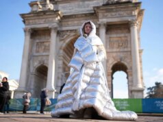Mulheres russas carregaram cartazes ucranianos na cerimônia de abertura dos Jogos Olímpicos de Inverno
