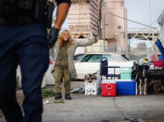 Defensores dos sem-teto questionam a unidade policial de San Jose sobre a fiscalização dos acampamentos