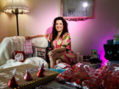 Mulher de “MarryLisa.com” que alugou outdoor na Rodovia 101 é um Dia dos Namorados!