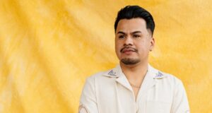 Yossimar Reyes explora a vida dos indocumentados no espetáculo do Teatro Vision