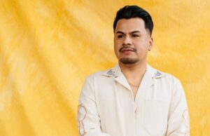 Yossimar Reyes explora a vida dos indocumentados no espetáculo do Teatro Vision