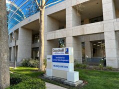 As vendas nas lojas da organização sem fins lucrativos Goodwill em South Bay dispararam em uma economia difícil