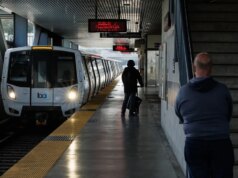O serviço BART através do Transbay Tube foi suspenso devido a problemas de comunicação