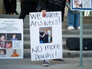 A Califórnia promete responsabilização pelas mortes de presidiários nas prisões. Mesmo depois de um ano não houve resultado.