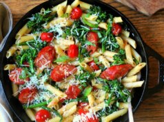 Macarrão Frigideira com Tomate Assado, Salsicha e Brócolis