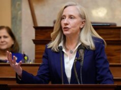 Democratas apostam contra Trump na mensagem focada nos custos da governadora da Virgínia, Abigail Spanberger