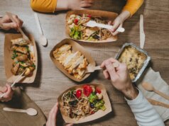 A comida para viagem está morrendo? Comer fora, o meio termo entre cozinhar está desaparecendo