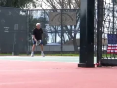 Bom jogo: juiz aposentado do condado de Merced ainda atua na quadra de tênis aos 86 anos