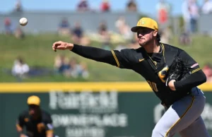 Paul Skenes andou quatro e rebateu quatro no primeiro treino de primavera do Pirates