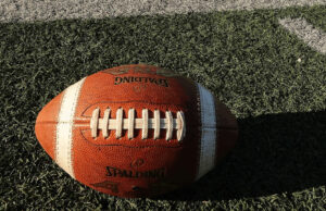 Ex-técnico bicampeão estadual volta a treinar futebol americano da Geórgia