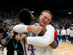 O número 9 do Kansas vence o melhor classificado Arizona por 82 a 78 pela 8ª vitória consecutiva e retorna à disputa dos 12 grandes