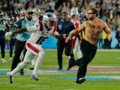 Super Bowl 2026: Patriots WR Kyle Williams persegue o atacante no campo
