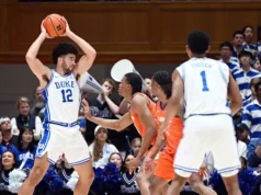 Boozer e Evans lideram o nº 4 Duke, ultrapassando o nº 20 Clemson por 67-54 para permanecer no controle da corrida ACC