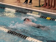 Natação e mergulho masculino da Divisão 4: Corning, ME, reivindica o título WG/OM