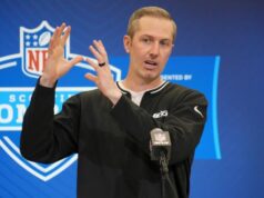 GM do Jets, brincando, revela más notícias para a escolha geral número 1 nas negociações comerciais dos Raiders