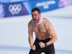 Jogos Olímpicos de Inverno de 2026: o austríaco Benjamin Carl fica sem camisa para comemorar o ouro no slalom gigante paralelo masculino