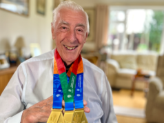 O nadador de 84 anos conquistou sete medalhas na prova de Abu Dhabi