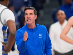 Joe Scott deixou o cargo de técnico de basquete da Força Aérea. A escola estava investigando o tratamento que ele dispensava aos cadetes