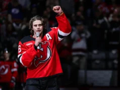 O herói olímpico Jack Hughes foi aplaudido de pé em seu primeiro jogo com os Devils