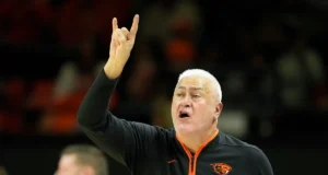 O técnico de basquete masculino do Oregon State, Wayne Tinkle, não retornará para a 13ª temporada em 2026-27