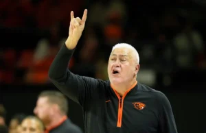 O técnico de basquete masculino do Oregon State, Wayne Tinkle, não retornará para a 13ª temporada em 2026-27