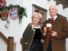 Stoiber entregue a Dieter Reiter, presidente do conselho de supervisão do Bayern