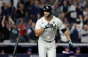 Giancarlo Stanton diz que não consegue abrir um saco de batatas fritas por causa de dores no cotovelo