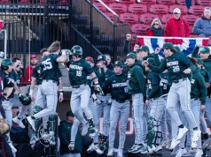 O beisebol do estado de Michigan abriu a temporada com uma vitória entre os dez primeiros sobre Louisville