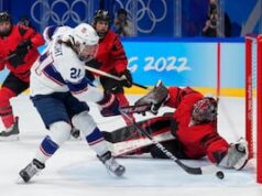 Rivalidade acirrada: o time de hóquei feminino dos EUA enfrenta o time do Canadá no jogo da medalha de ouro olímpica